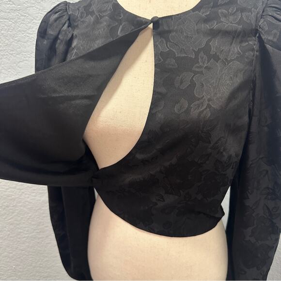 WAYF Size M Black Floral Jacquard Elegant Silky Cropped Classic Wrap Top Date - Picture 6 of 11